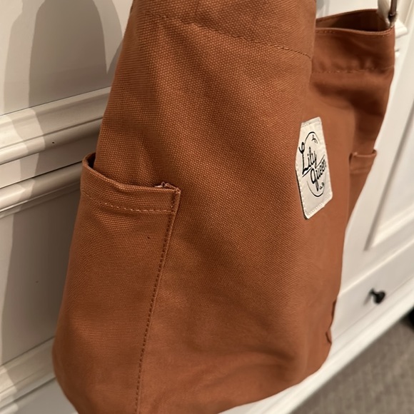 Tan crossbody bag with two exterior side pockets and one pocket inside. - Picture 3 of 4